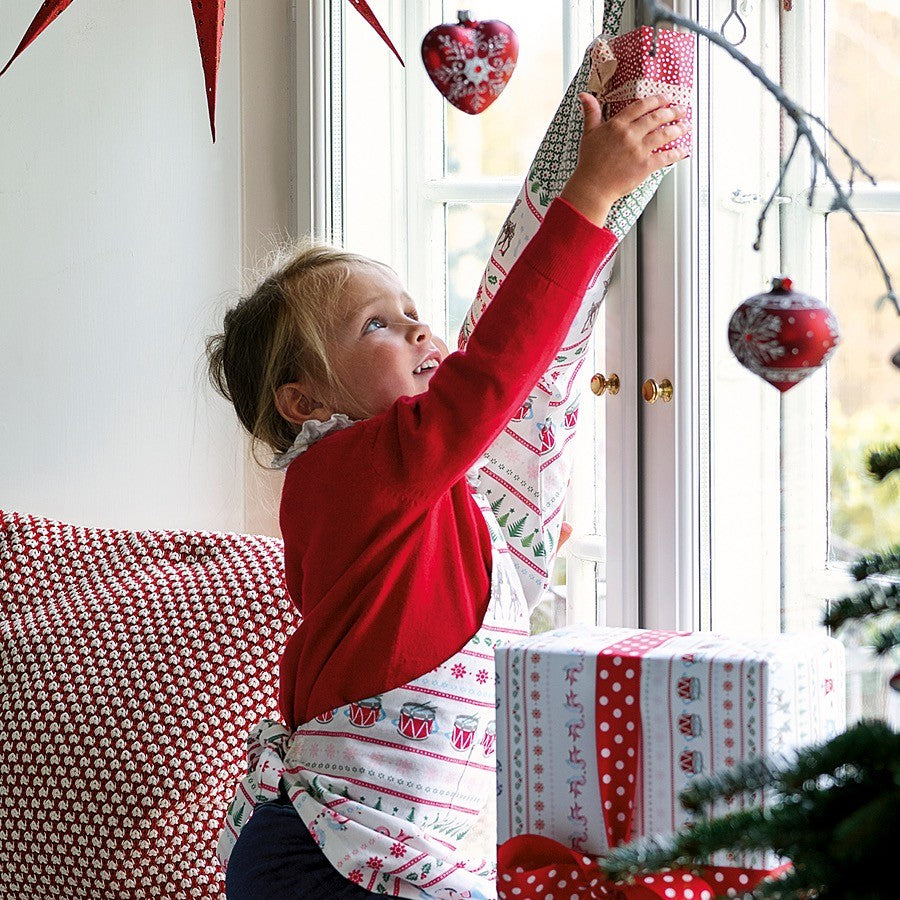 Kind met katoenen schort met kerst illustraties. Bambi van Greengate