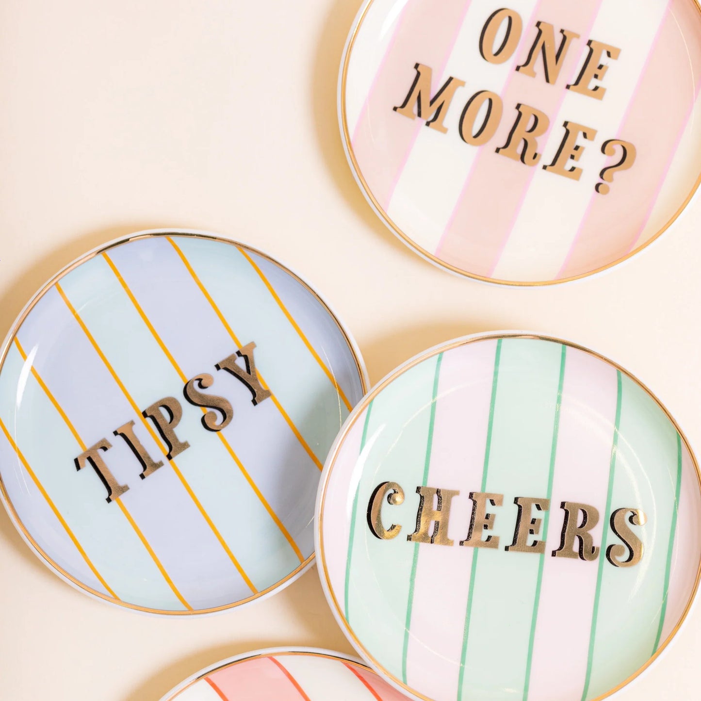 Yvonne Ellen London set van vier keramieken onderzetters met tekst (slogan collectie) zoals one more, tipsy en cheers