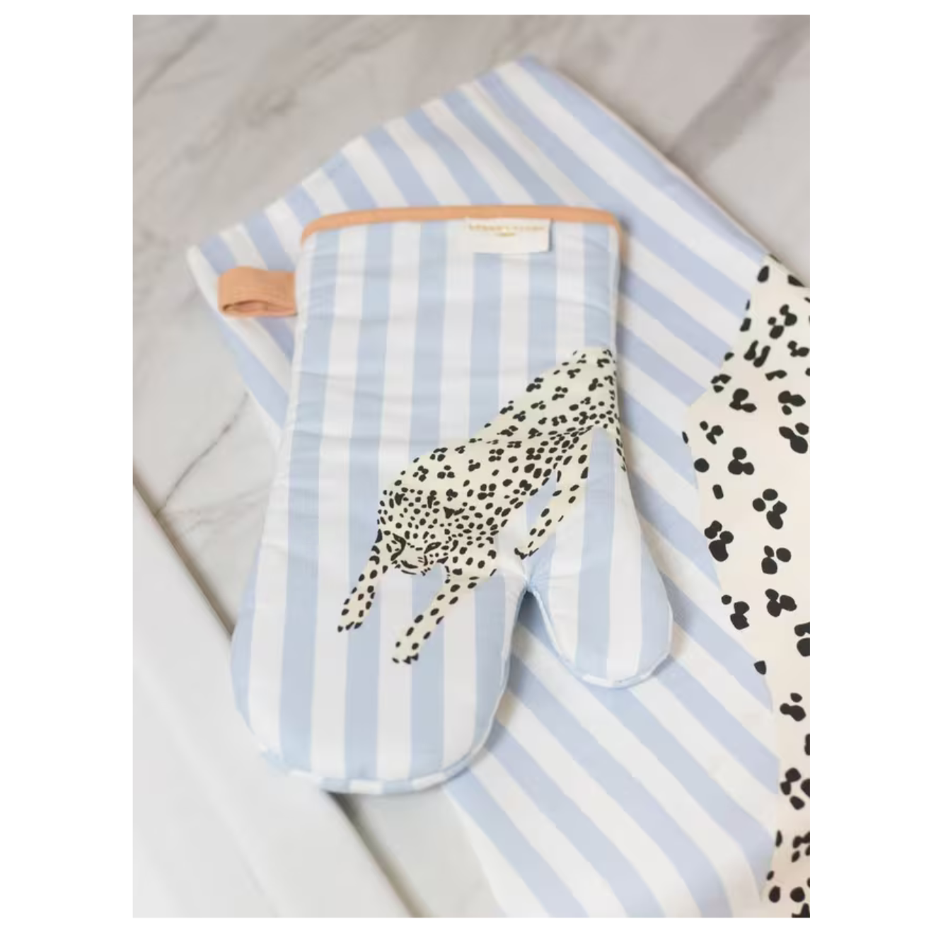 Ovenwant en Theedoeken set. Illustratie van Cheetah. Yvonne Ellen London
